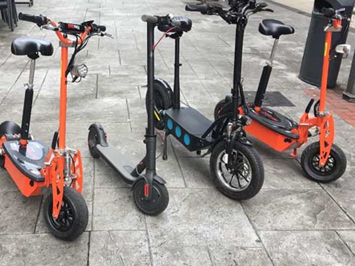 post-3 patinetes eléctricos en la calle